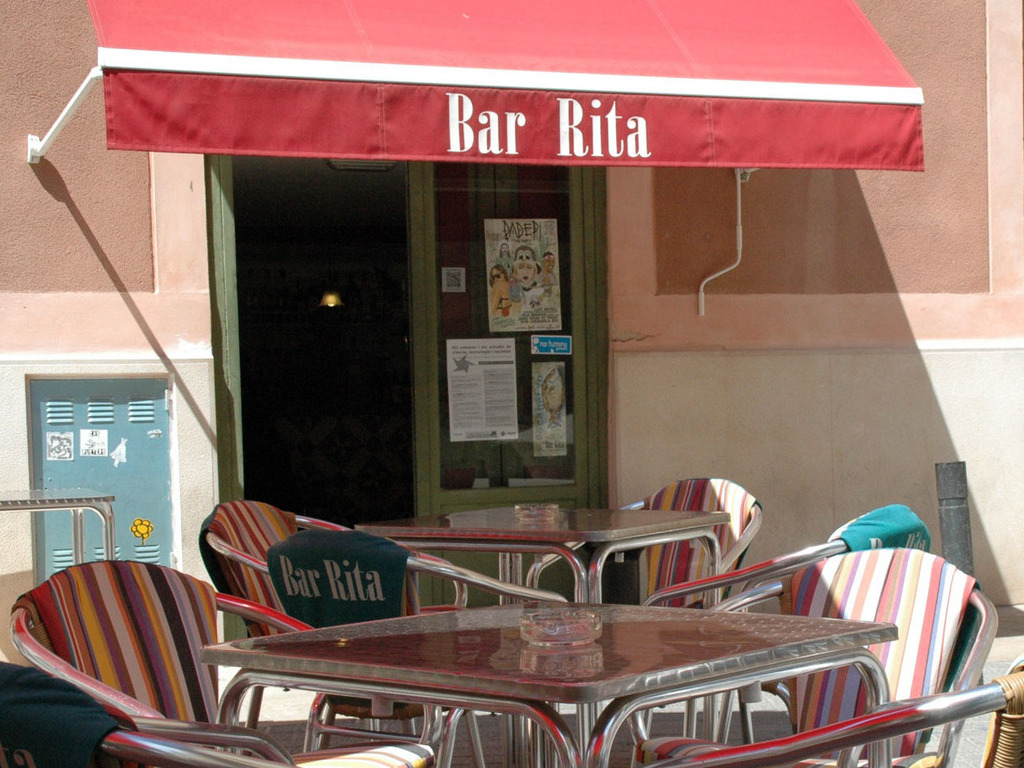 Fachada y terraza del establecimiento emblemático Bar Rita