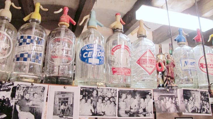 Detalles del interior, botellas de cristal de sifón y fotos antiguas del establecimiento emblemático Bodega Bellver