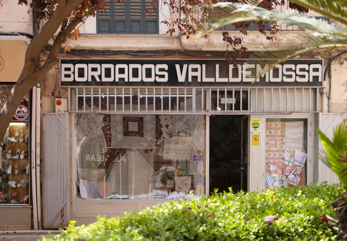 Rètol i façana de l'estebliment emblemàtic Bordados Valldemossa