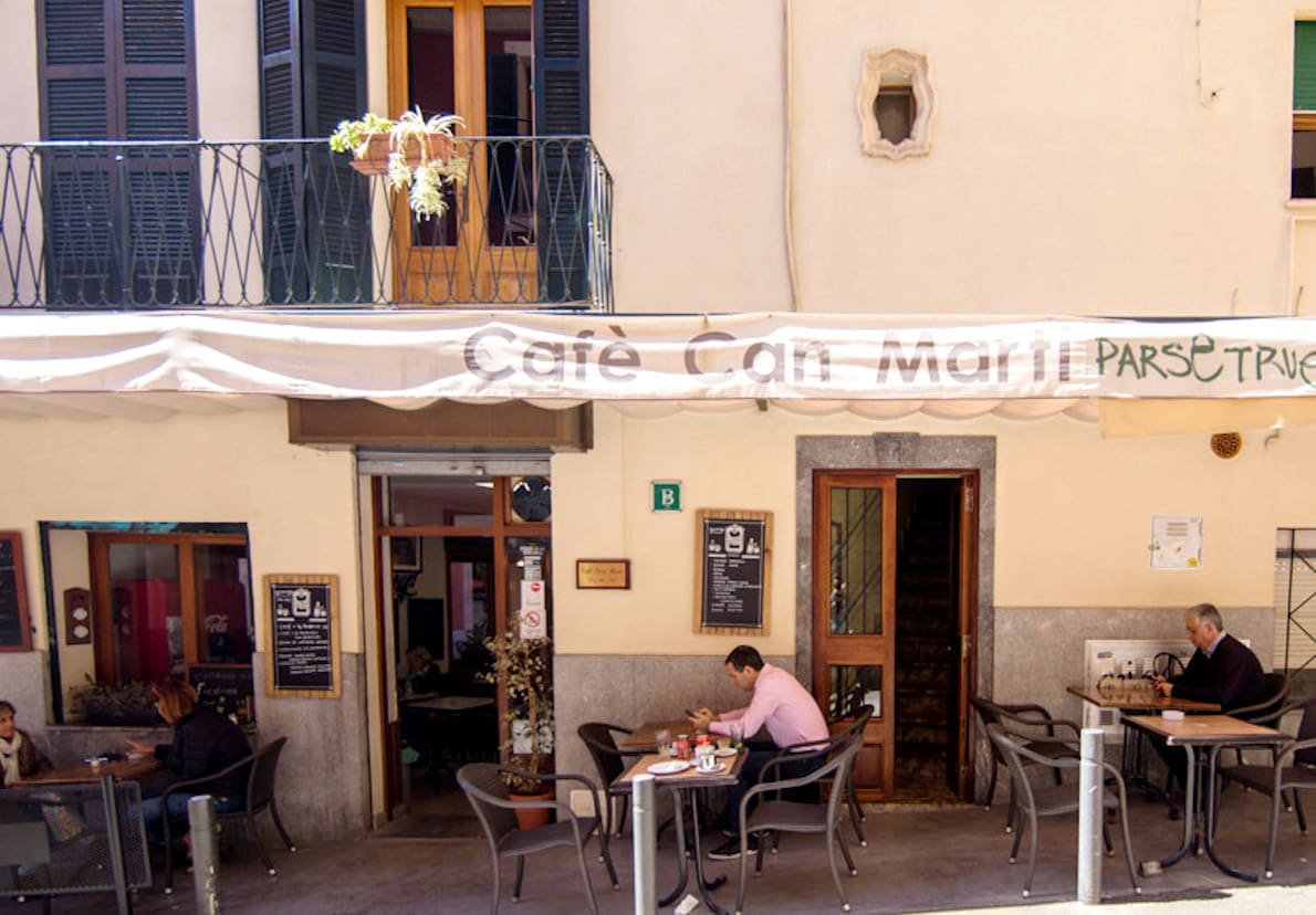 Fachada y terraza del establecimiento emblemático Cafè Ca'n Martí