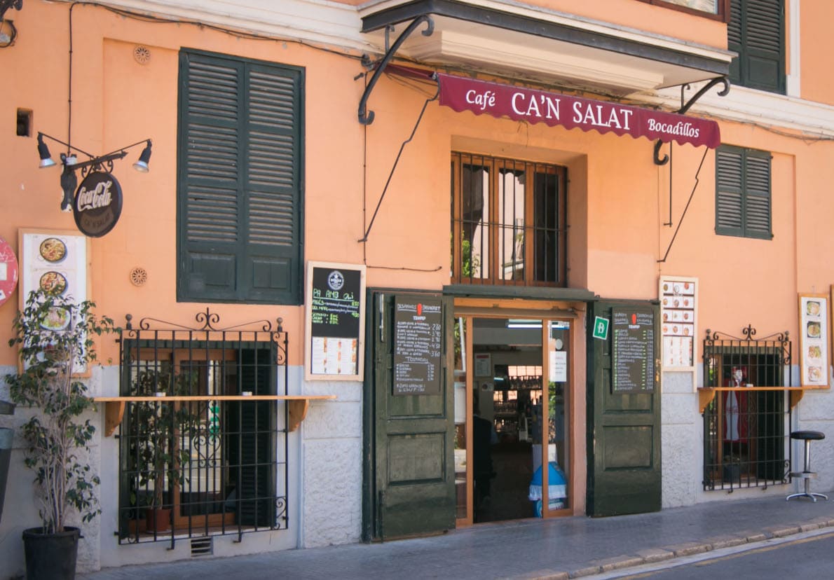 Fachada desde el lateral del establecimiento emblemático Café Ca'n Salat