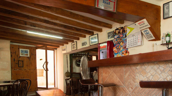 Interior, barra y mesas del establecimiento emblemático Café Ca'n Salat