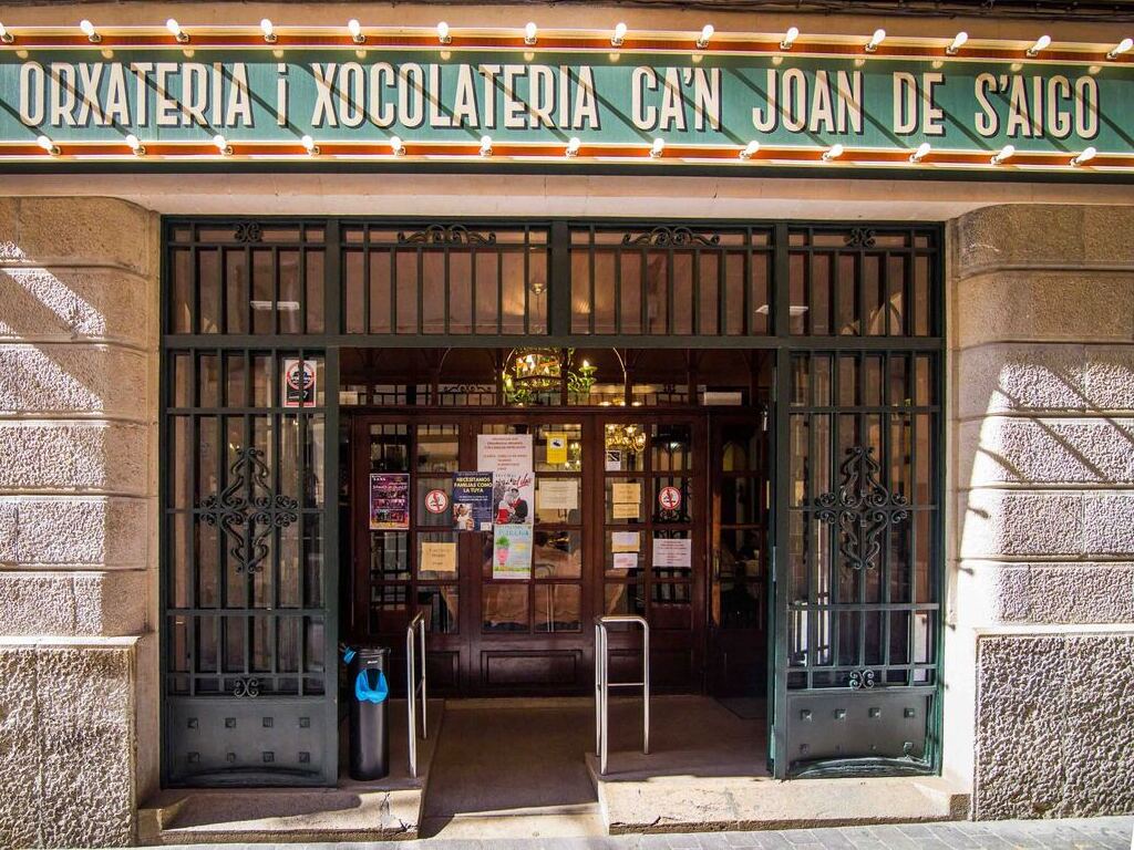 Façana de l'establiment emblemàtic Can Joan de S'Aigo