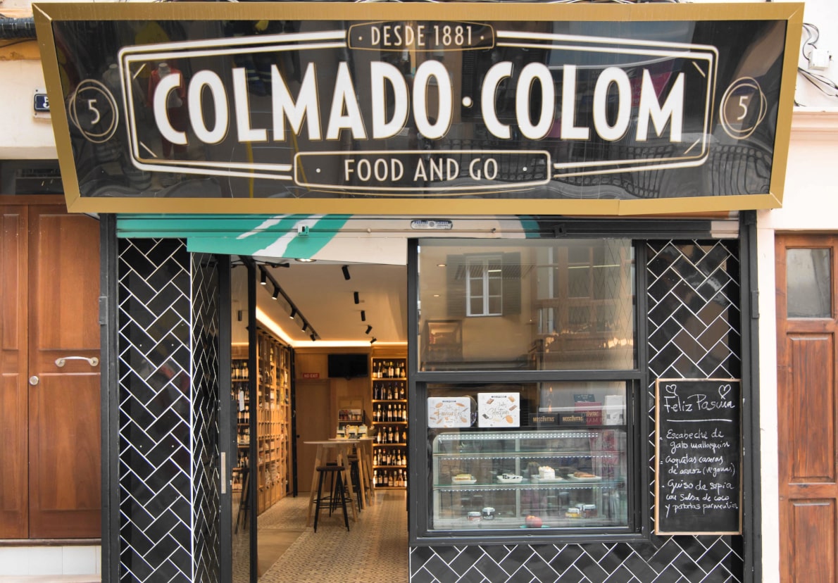 Façana de l'establiment emblemàtic Colmado Colon