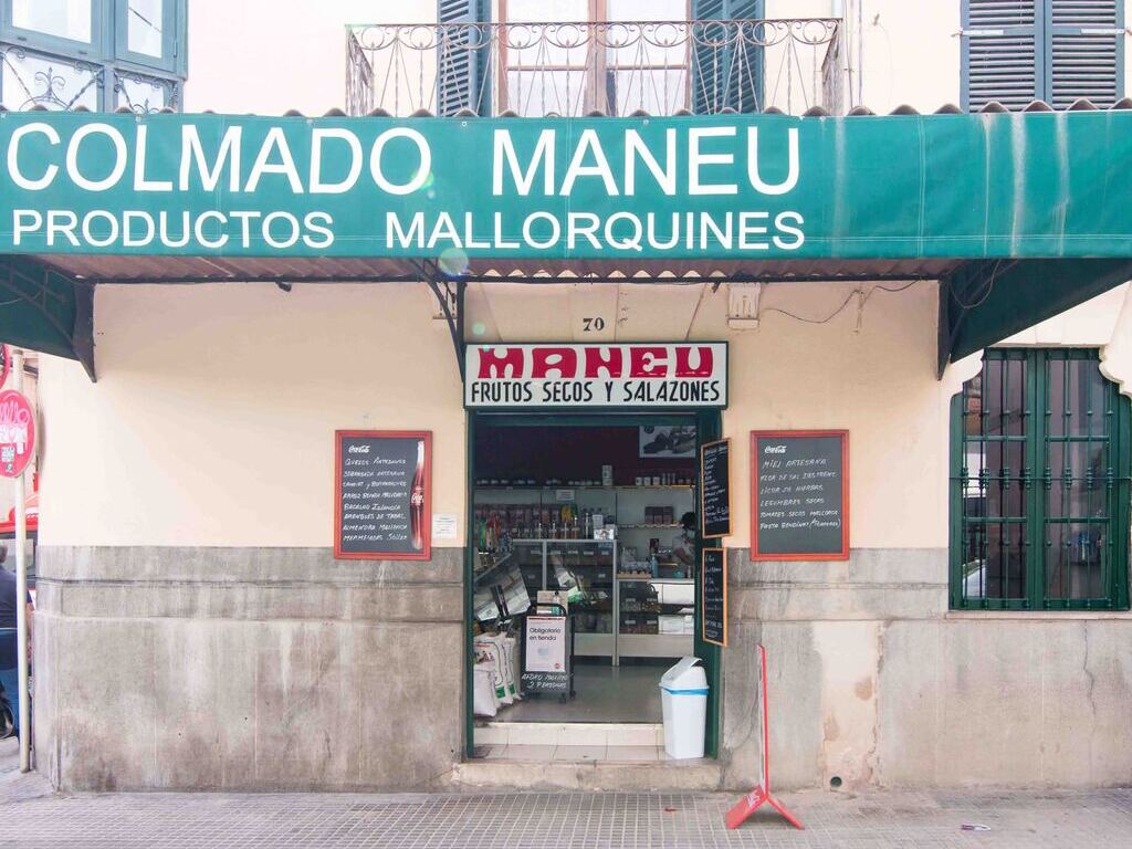 Façana de l’establiment emblemàtic Colmado Maneu