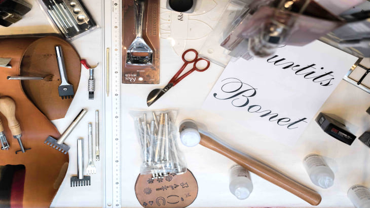 Detalle de la mesa de trabajo y las herramientas del establecimiento emblemático Curtits Bonet