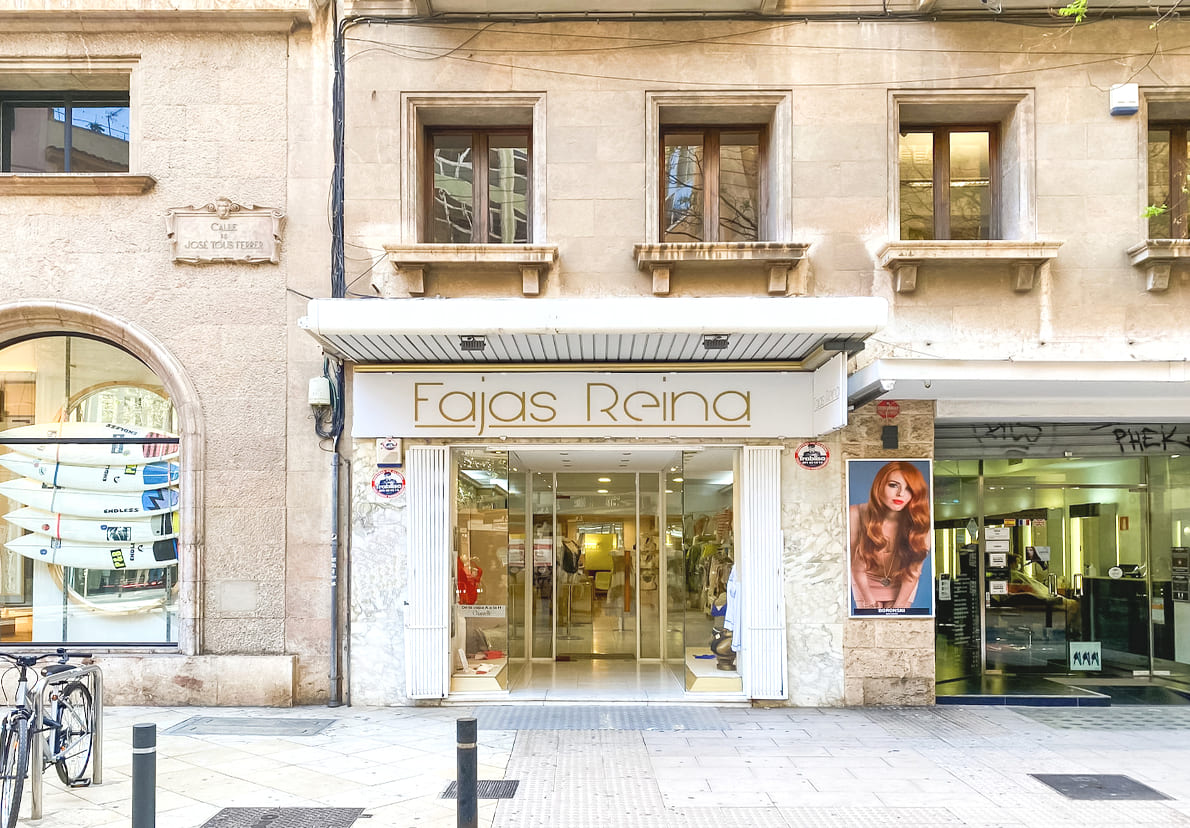 Detall façana de l'establiment emblemàtic Fajas Reina