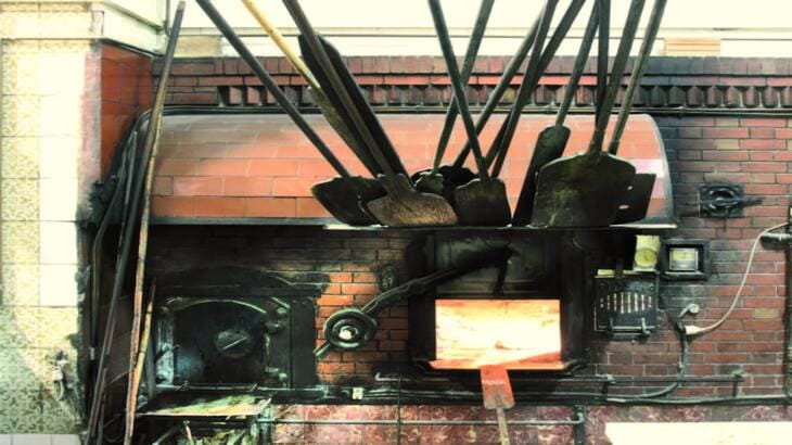 Foto del horno y de los utensilios de hornero del establecimiento emblemático Forn de la Glòria
