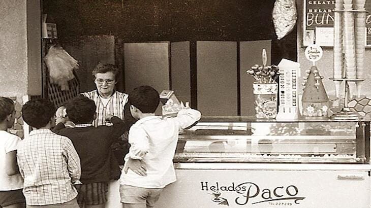 Fotografía antiga exterior clients comprant gelats de l'establiment emblemàtic Gelats Paco