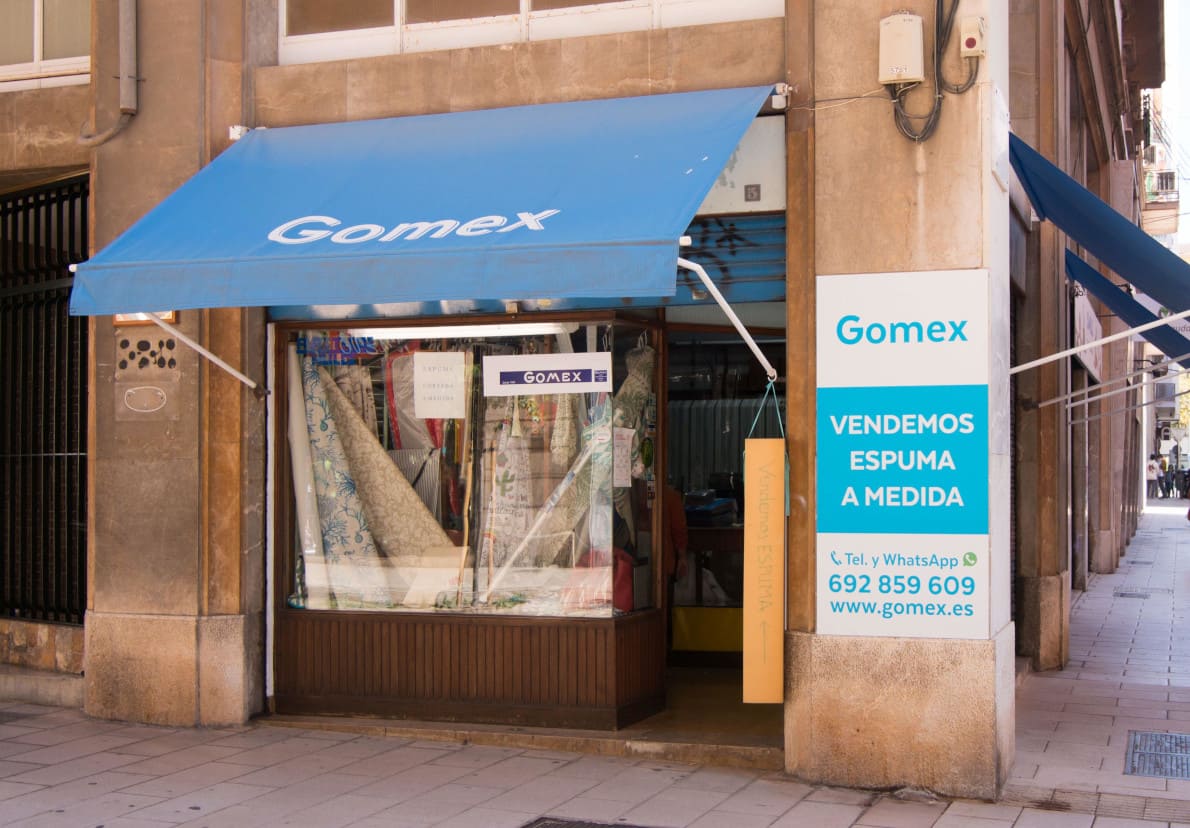 Detall de la façana de l'establiment emblemàtic Gomex