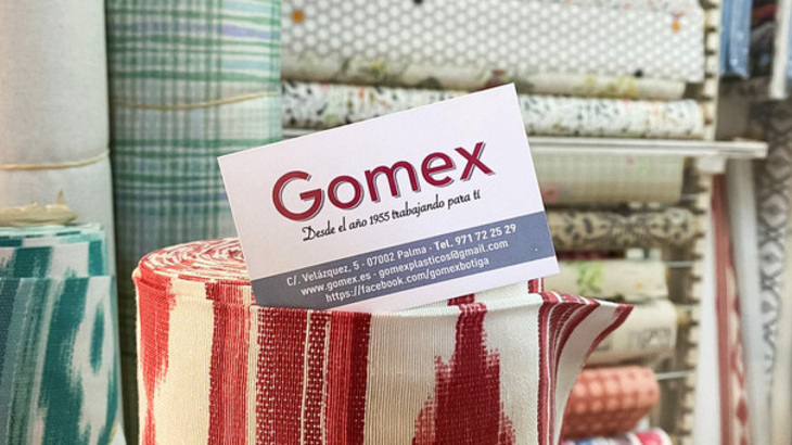 Detall interior amb productes i materials de l'establiment emblemàtic Gomex
