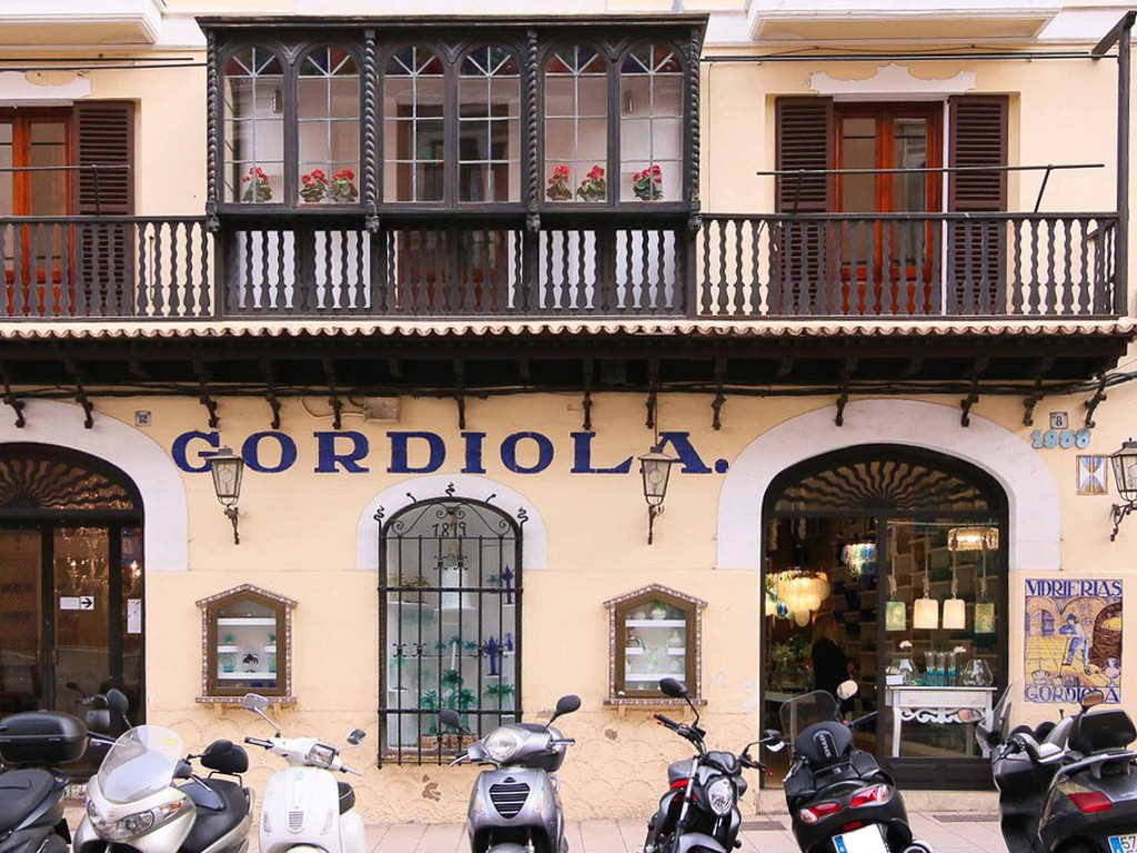 Detall façana de l'establiment emblemàtic Gordiola