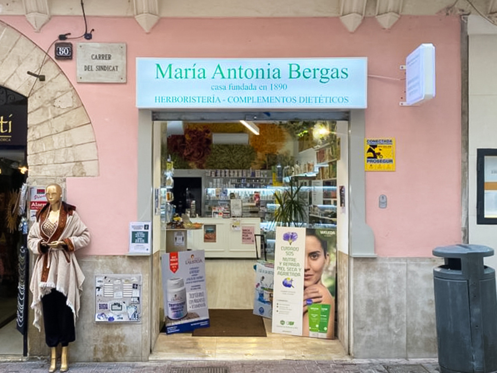 Detall façana de l'establiment emblemàtic Herboristería Maria Antonia Bergas
