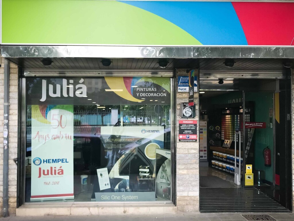 Façana de l'establiment emblemàtic Julia Pinturas
