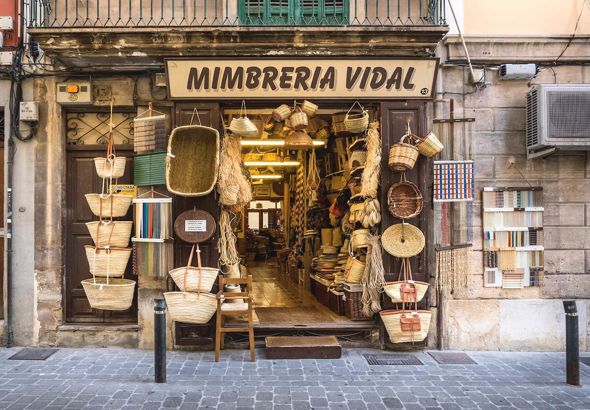 Façana amb productes de l'establiment emblemàtic Mimbrería Vidal