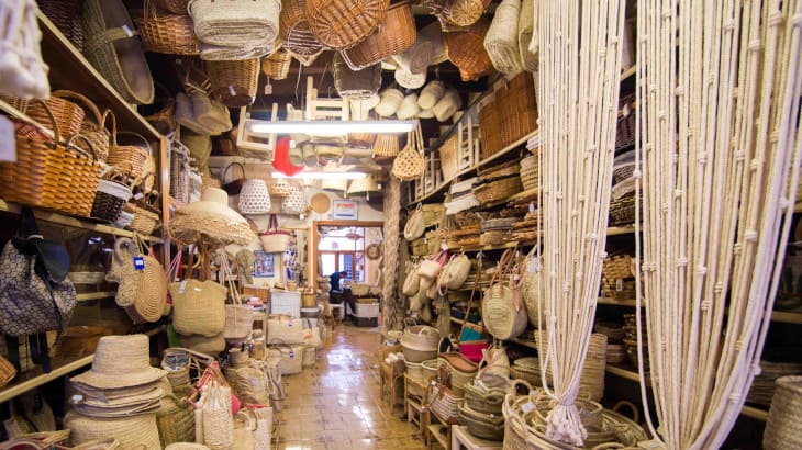 Interior del establecimiento y distintos tipos de cestos y productos de cordelería emblemático Mimbreria Vidal