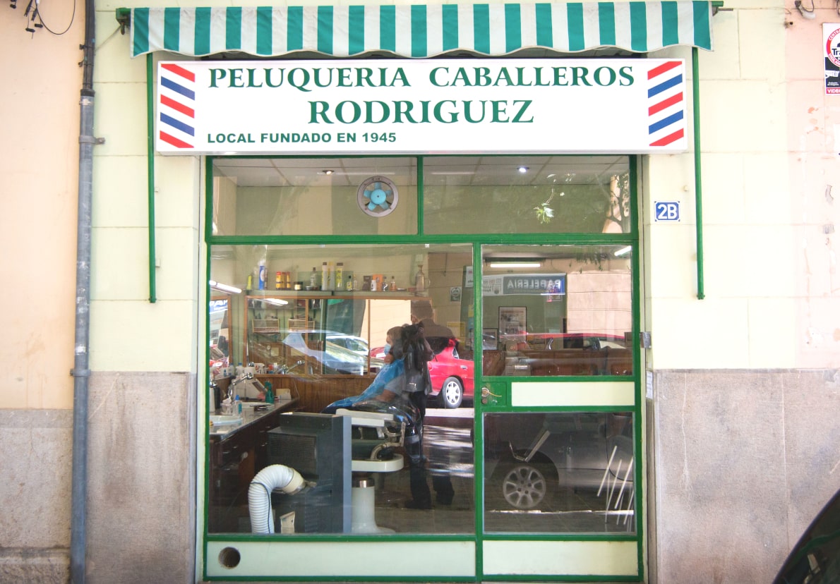 Façana de l'establiment emblemátic Peluqueria Rodriguez