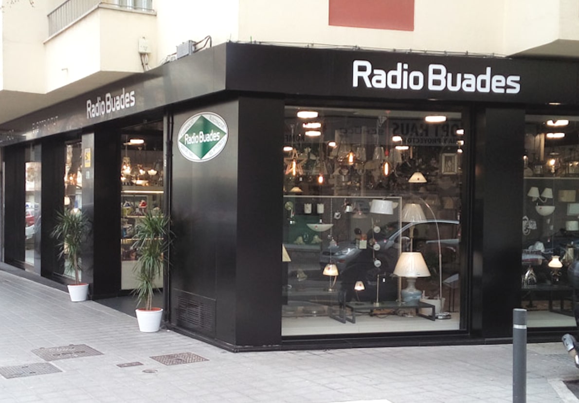 Detall façana de l'establiment emblemàtic Radio Buades