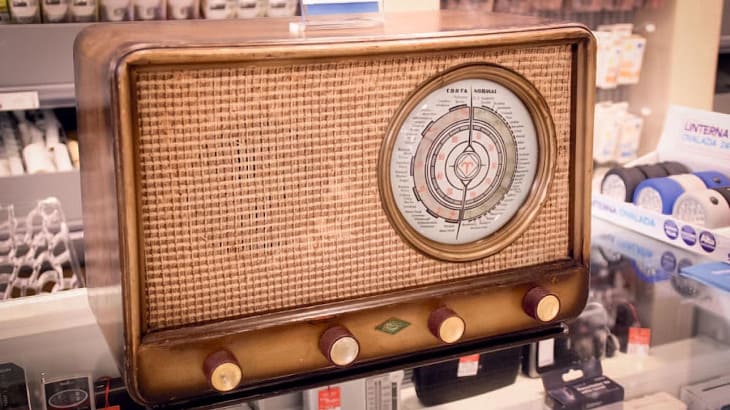 Ràdio antiga sobre el taulell de l'establiment emblemàtic Ràdio Buades