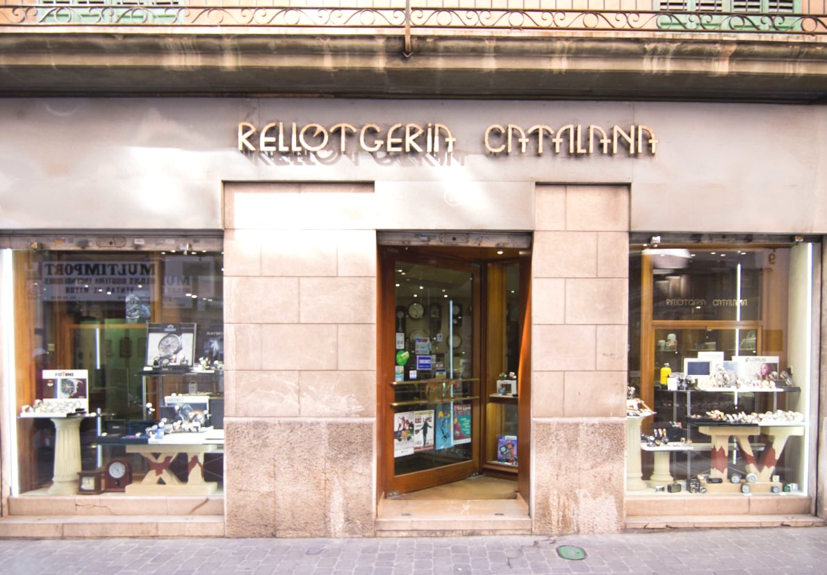 Exterior i façana de l'establiment emblemàtic Rellotgeria Catalana