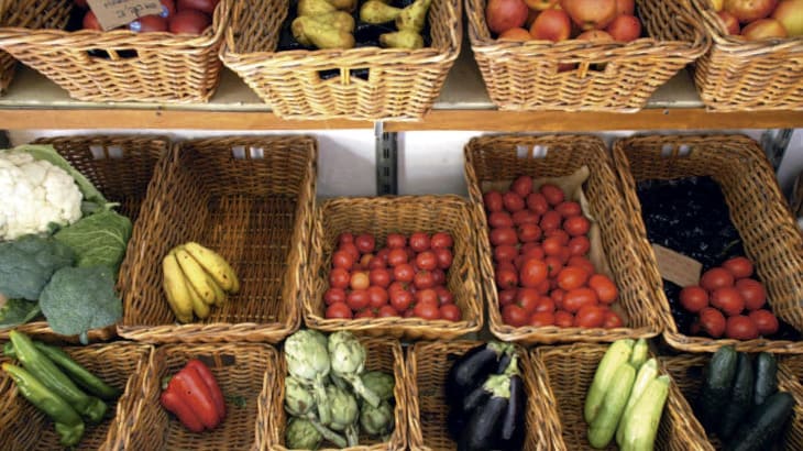 Cestos de frutas, verduras y hortalizas del establecimiento emblemático Sa Botiga