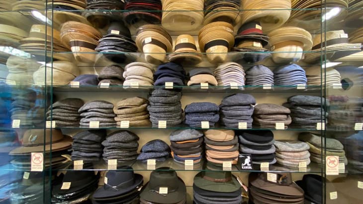 Detalle de gorras y sombreros en el interior del establecimiento emblemático Sombrería Casa Juliá