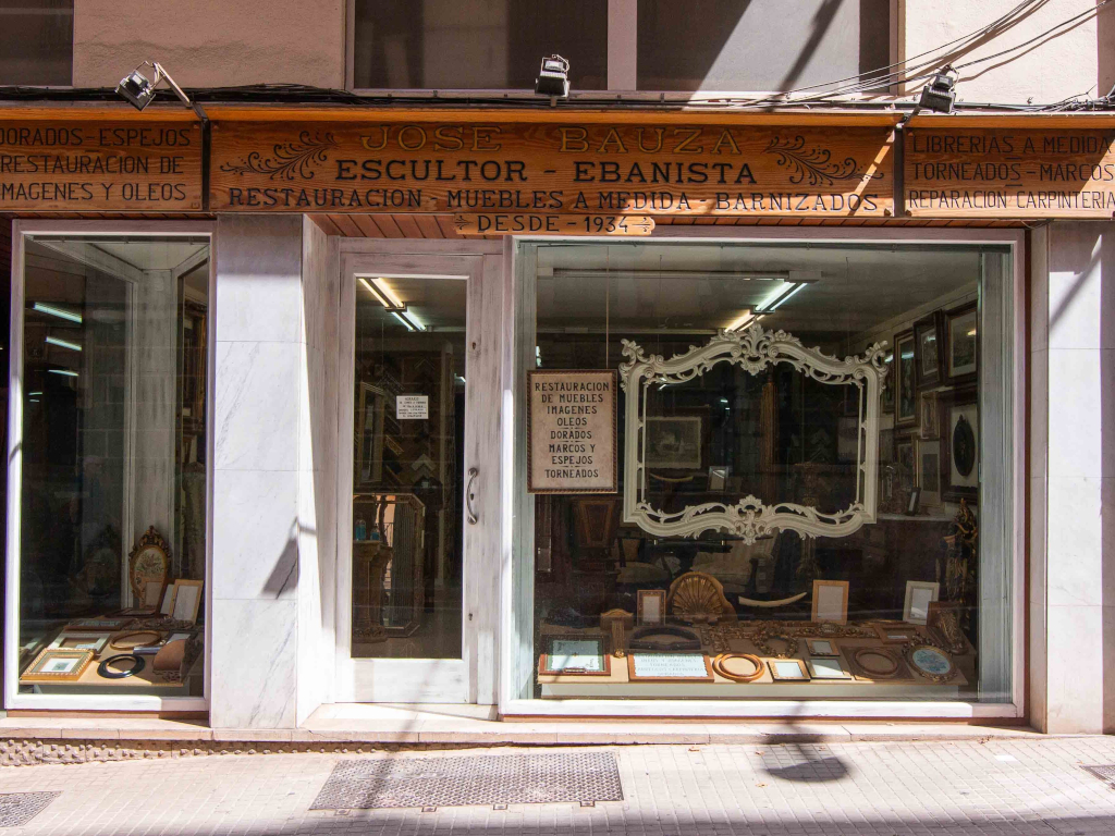Exterior del establecimiento emblemático taller de fusta Joan Bauzà