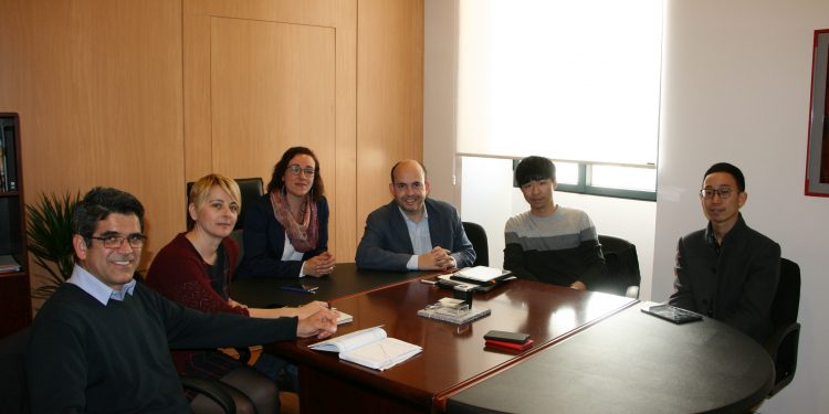Reunió entre la regidora Joana Maria Adrover i l’Associació Xinesa de les Illes Balears