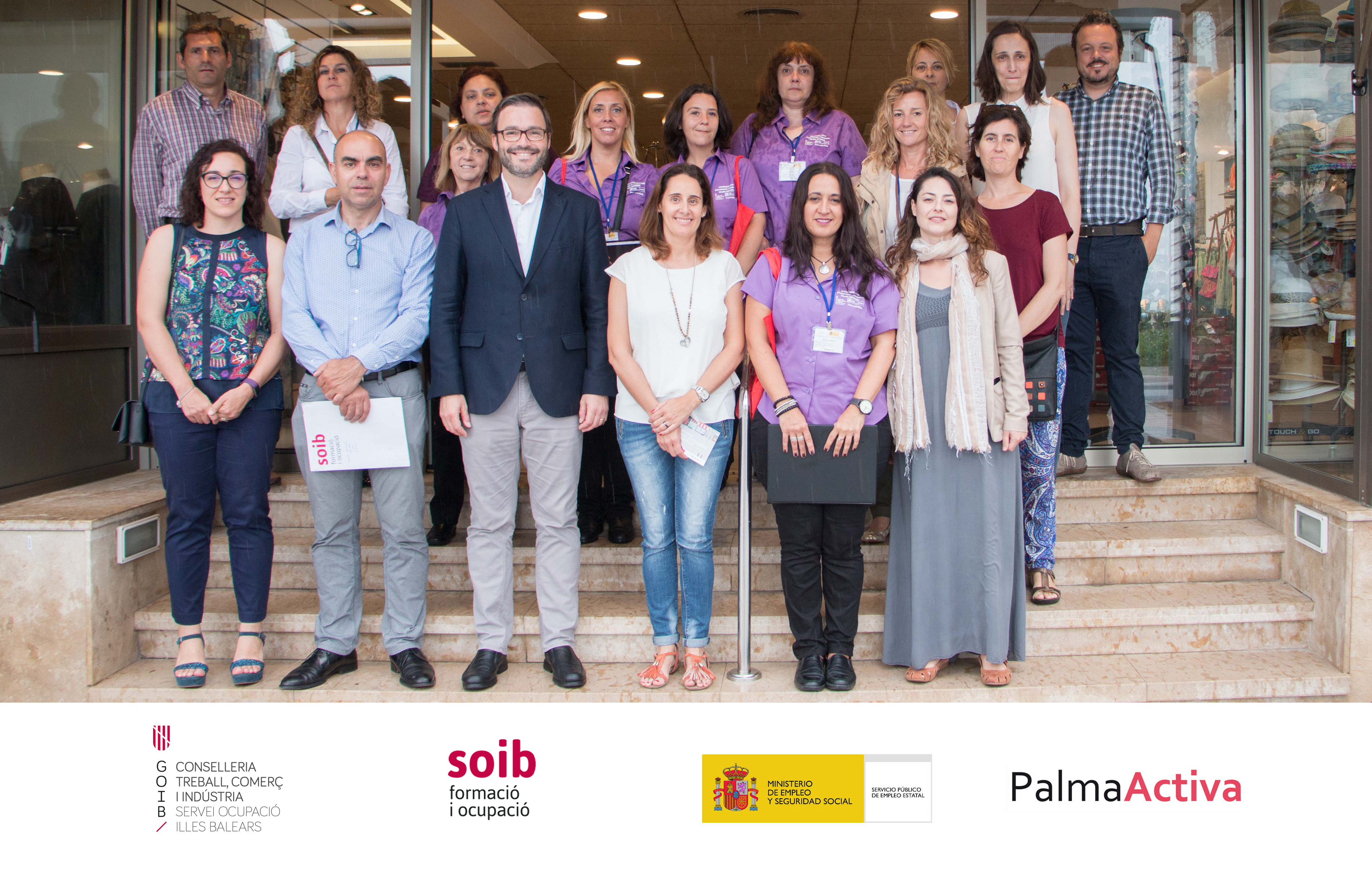 El alcalde de Palma y el director del SOIB conocen cómo se están formando las 10 alumnas trabajadoras de "Palma Informa"