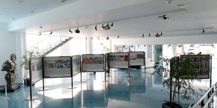 La exposición fotográfica de establecimientos emblemáticos de Palma se traslada al vestíbulo del teatro Xesc Forteza