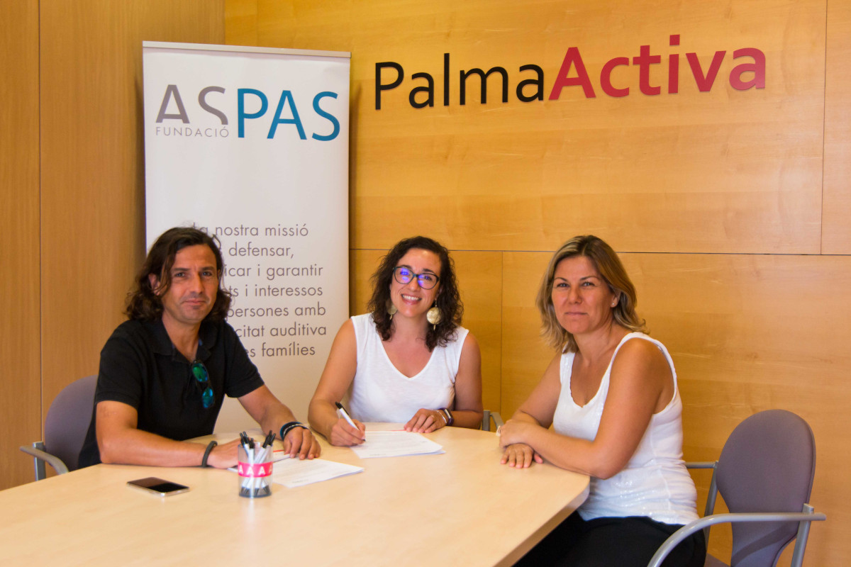 D’esquerra a dreta: Jaime Ferrer, gerent de la Fundació ASPAS, Joana Maria Adrover, presidenta de PalmaActiva i Maria Magdalena Vanrell, coordinadora de serveis de Fundació ASPAS.