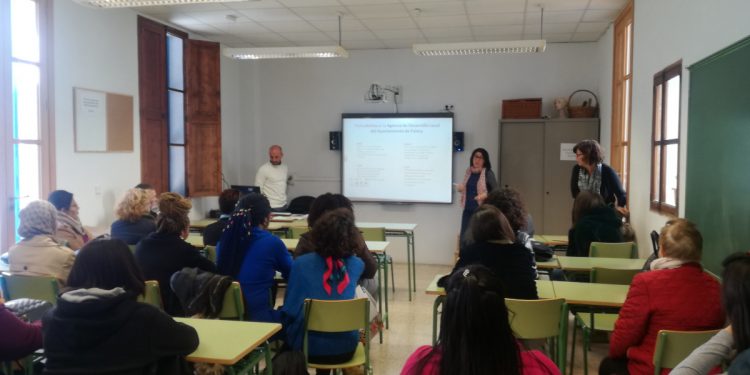 PalmaActiva da una charla sobre temas de orientación laboral y formación a mujeres inmigrantes del CEPA Son Canals