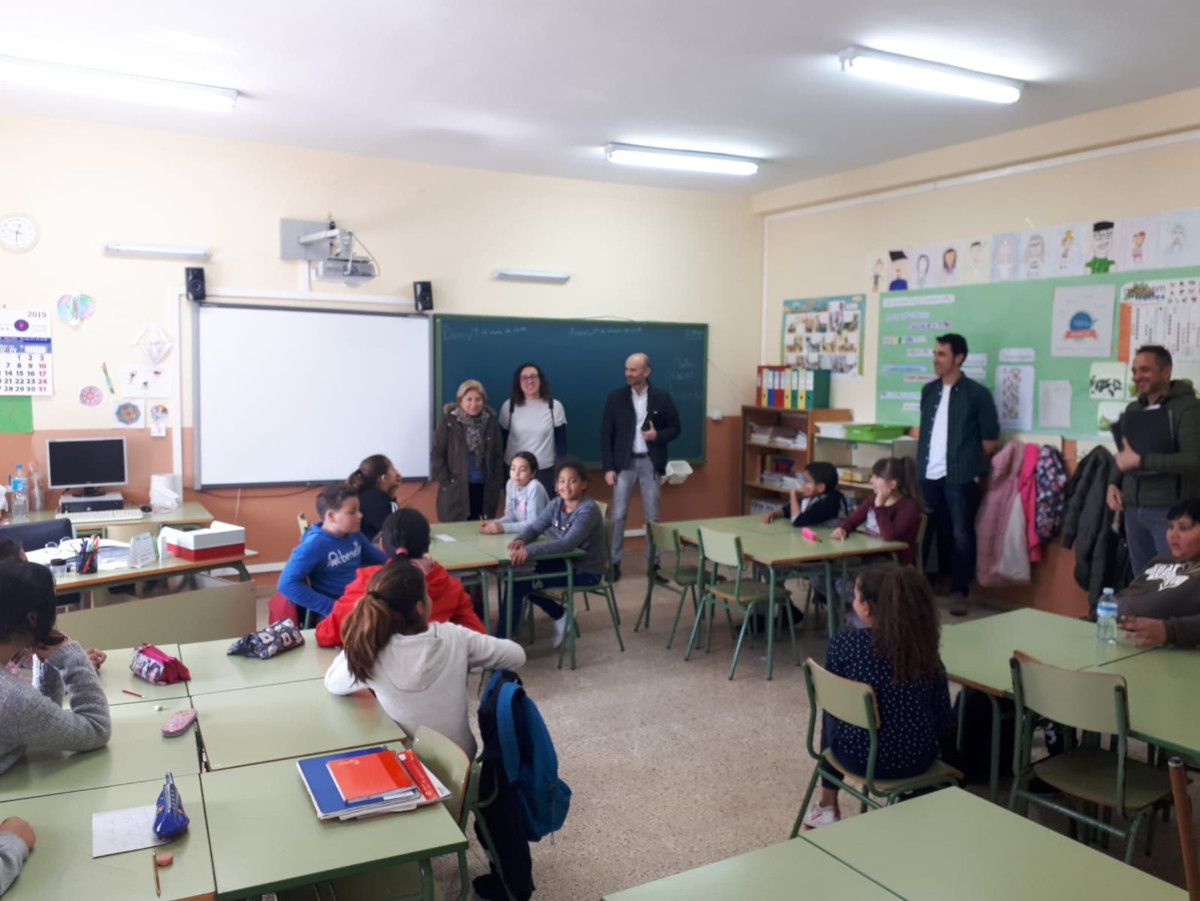 PalmaActiva acerca el comercio de proximidad a un centenar de niñas y niños del colegio Anselm Turmeda