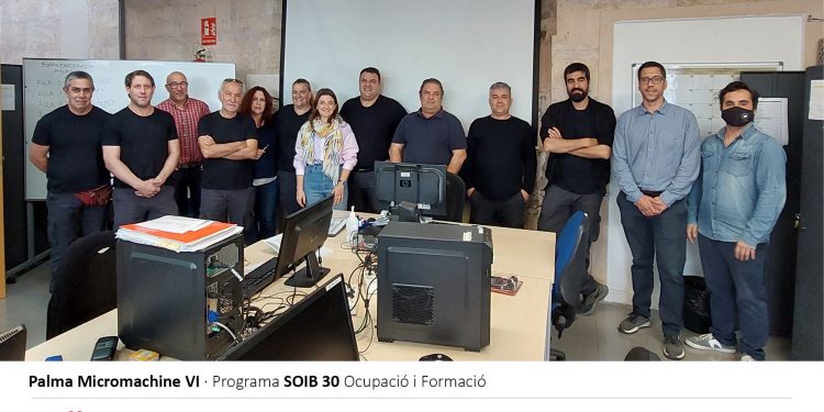L’alumnat del projecte SOIB 30 Palma Micromachine VI posa a punt els equips informàtics de l’Ajuntament