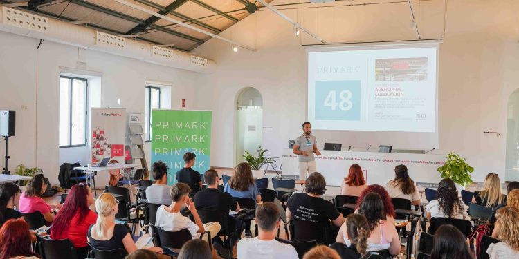 Un centenar de persones han pogut fer avui entrevistes de feina per a Primark gràcies a una nova jornada de selecció de PalmaActiva