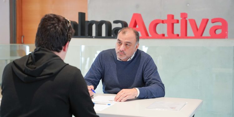 Cerca de un centenar de personas han podido realizar hoy entrevistas de trabajo para Alcampo gracias a una nueva jornada de selección de PalmaActiva