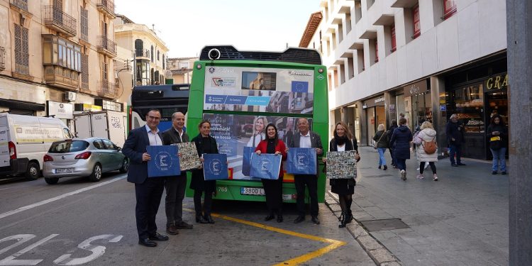 El Ayuntamiento apoya al comercio local con bolsas de compra que destacan los 125 establecimientos emblemáticos de Palma