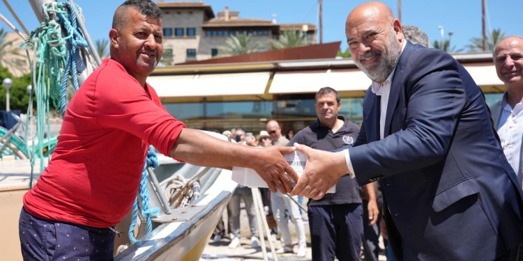 El alcalde, Jaime Martínez Llabrés, inaugura la II edición de la Fira de la Sardina de Palma, que se celebrará en el Moll de Pescadors hasta el domingo